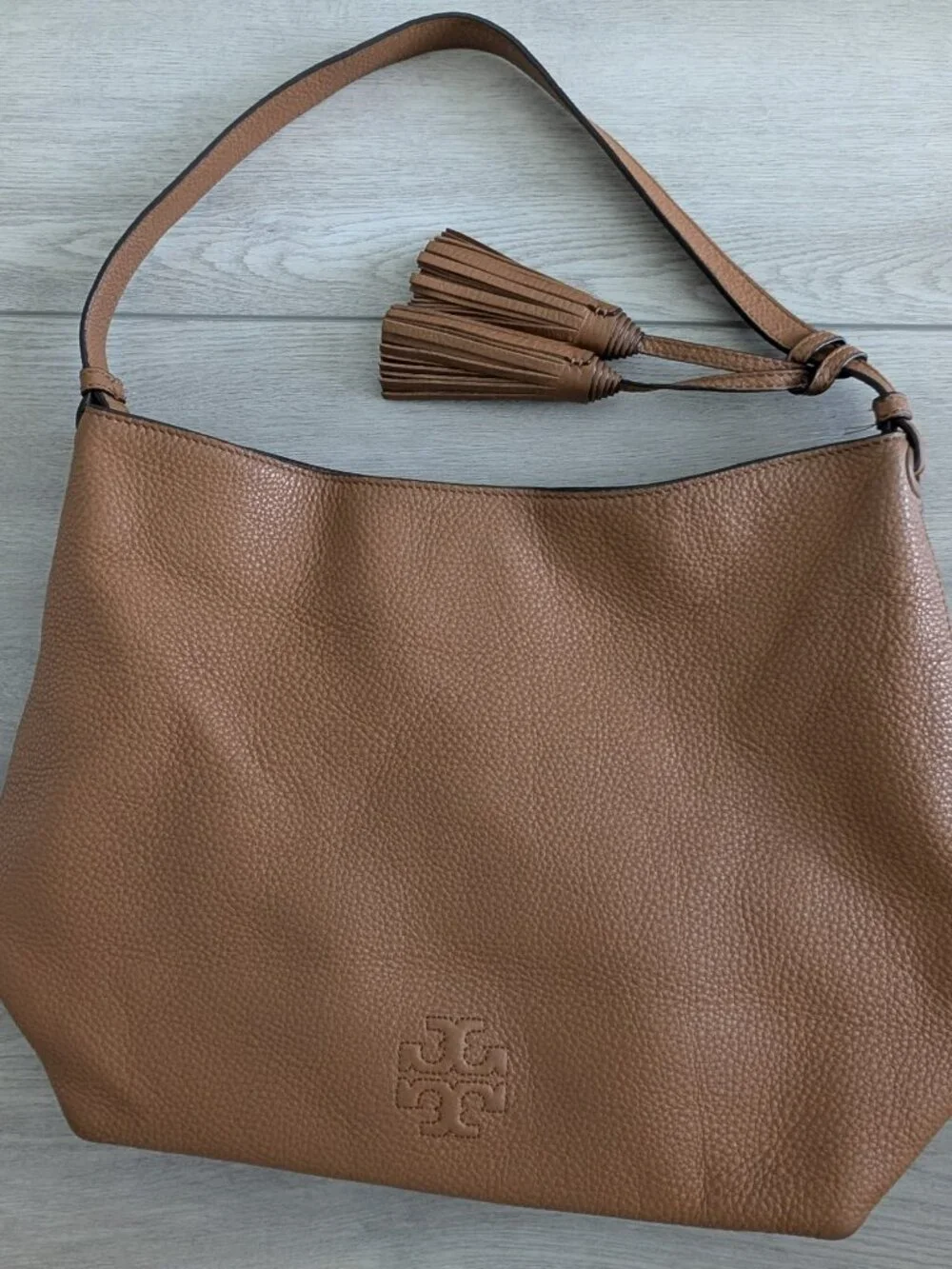 TORY BURCH Thea Slouchy Pebbled Leather Hobo Shoulder Bag – Tan/Caramel